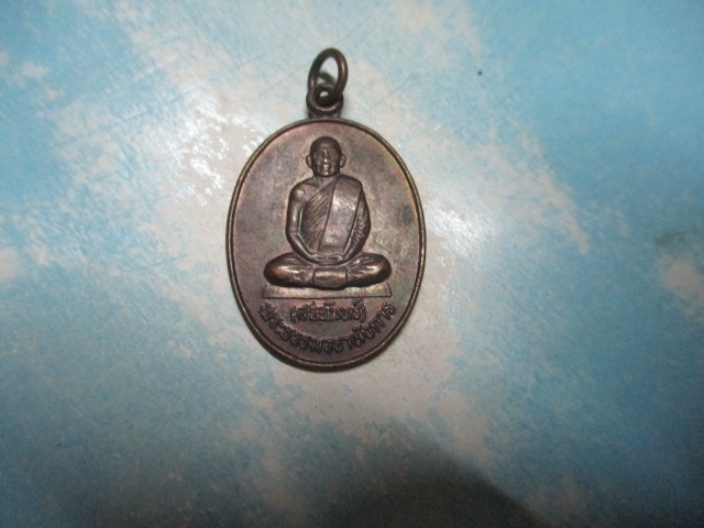 หลวงปู่ชอบหลังบาตรหลวงปู่ศรีจันทร์วัดศรีสุทธาวาสครบ88ปีปี35(2)