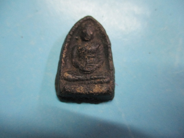 ผงพระเกจินั่งสมาธิหลังลายมือ