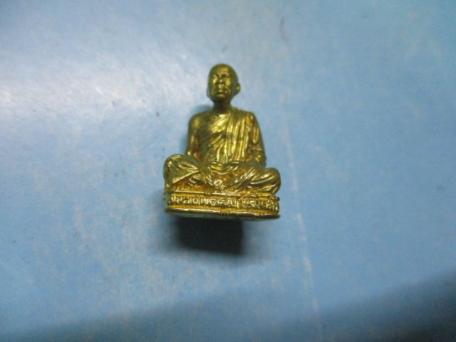 รูปหล่อหลวงพ่อคูณรุ่นลายเซ็นต์ใต้ฐานNo.470มหามงคล19