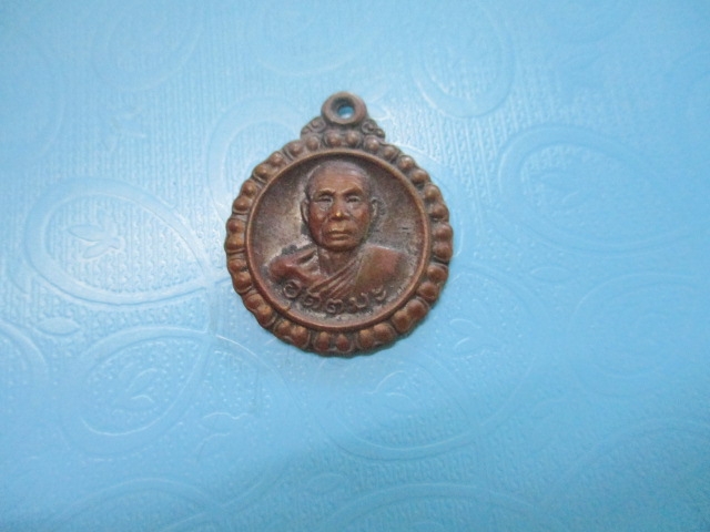 หลวงพ่ออุตตะมะหลังพระเจดีย์สามองค์