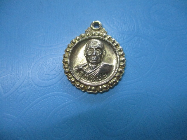 หลวงพ่ออุตตะมะหลังพระเจดีย์สามองค์กะไหล่ทอง