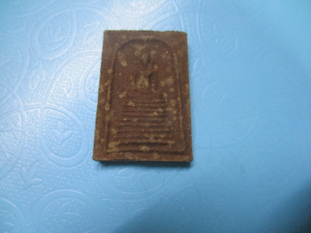 ผงว่านสมเด็จ7ชั้นหลังฝังแร่เม็ดพระธาตุ